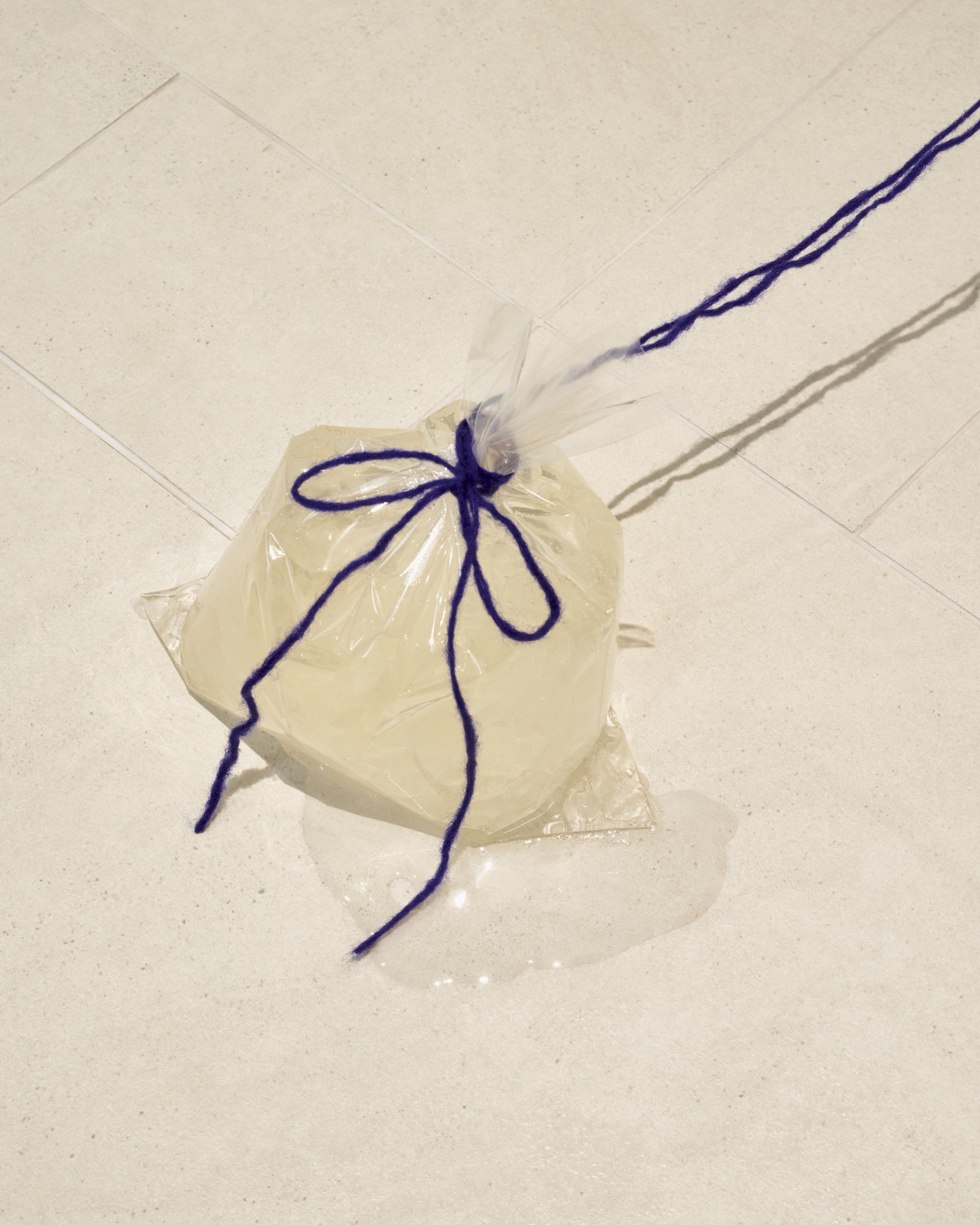Euysun Kim, 가라앉지 않는 알갱이, 2026, sugar, water, string, bag, dimensions variable
