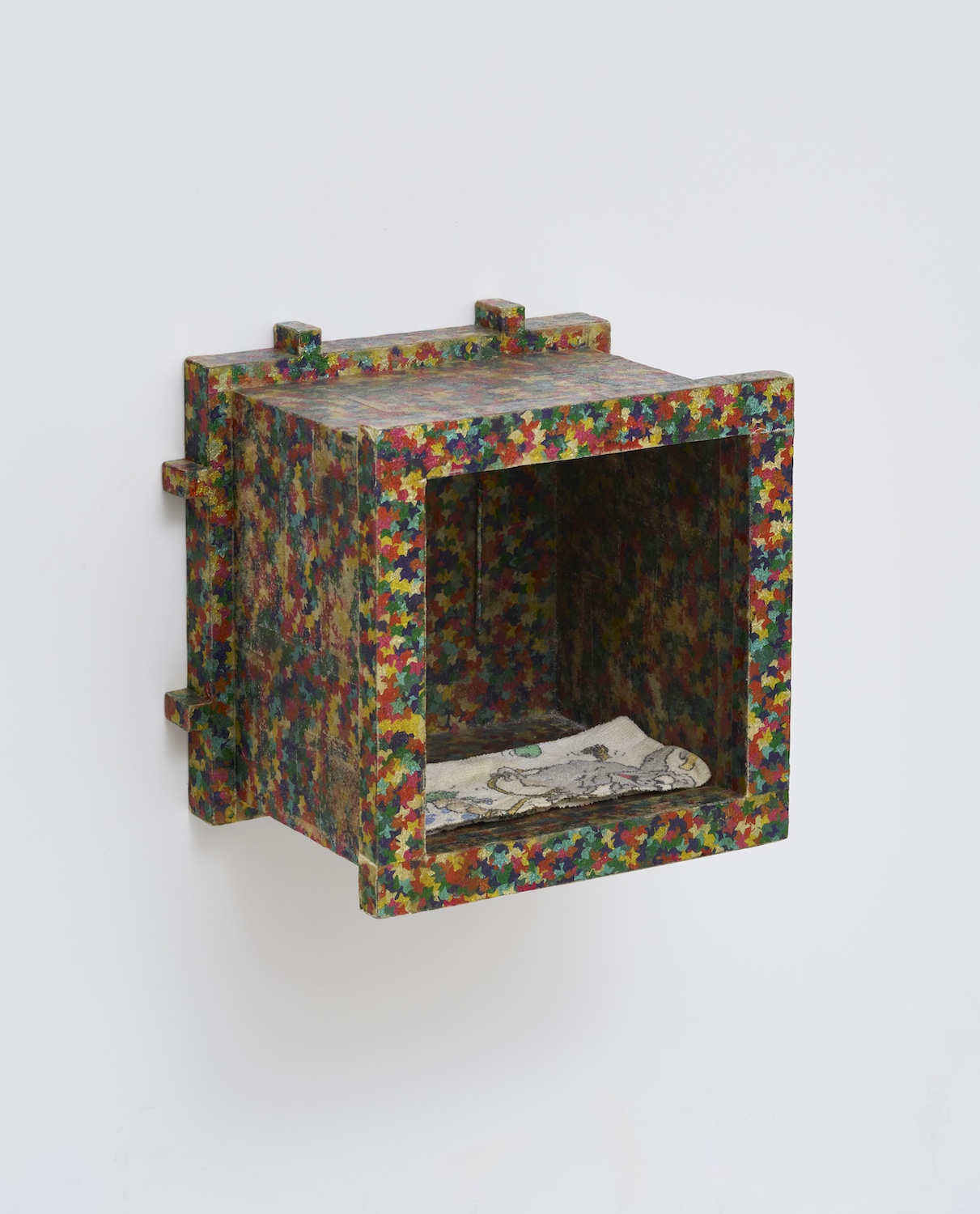 Yongkuk Ko, &lsaquo;Counting Stars&rsaquo;, 2024, Sticker, varnish, wood, cloth, tumeric tea, fieberglass, 40 &times; 40 &times; 40 cm